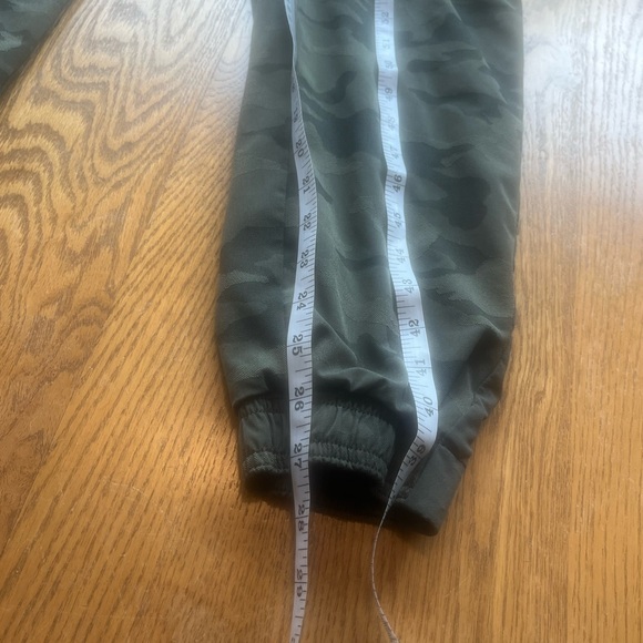 LAST CALL Athleta Brooklyn Textured Lined Joggers Pants Olive Green Camo Size 6 - Picture 7 of 11